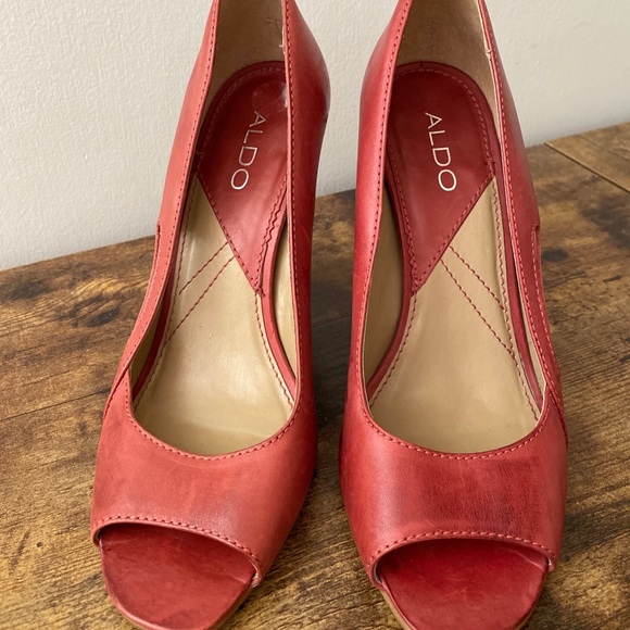 Aldo Red Leather / Wood Pumps - Picture 5 of 6